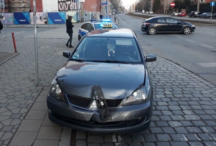 Zderzenie dwóch taksówek przy pl. Bema we Wrocławiu...