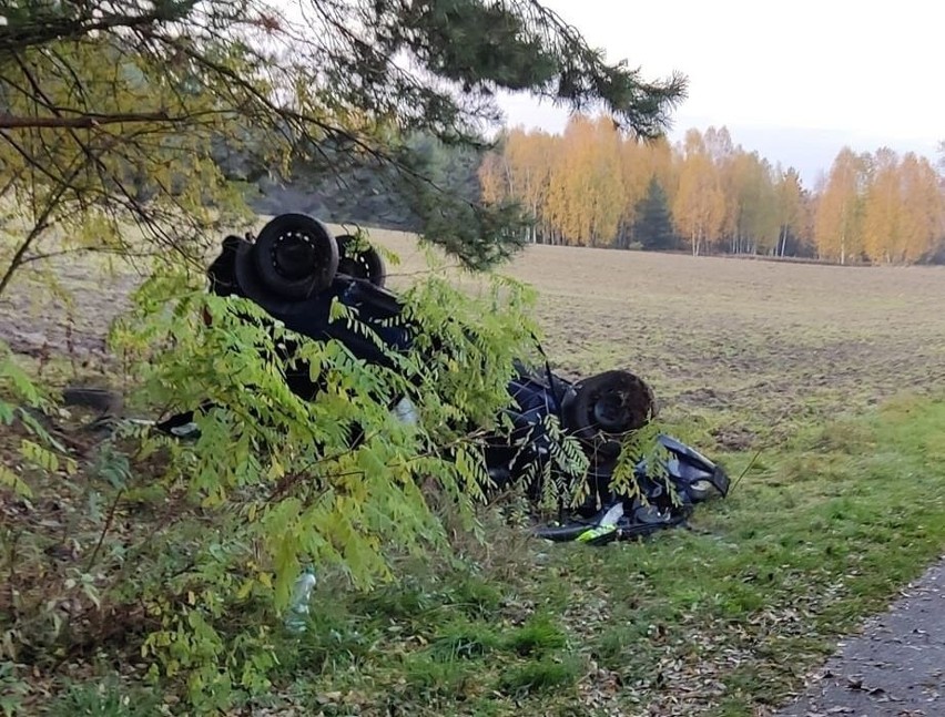 Wypadek w Gniazdkowie w gminie Chotcza. Doszło do dachowania samochodu. Jedna osoba ranna. Zobacz zdjęcia z miejsca zdarzenia