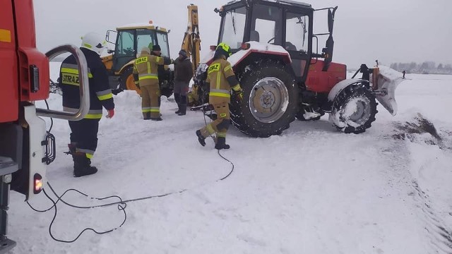 Strażacy z Orońska musieli wyciągać pług śnieżny, który zjechał z jezdni do rowu.