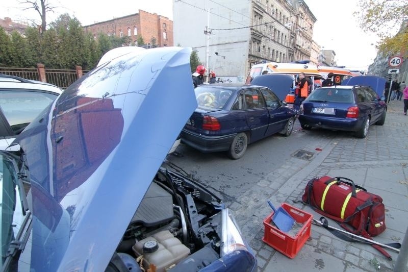 Wrocław: Wypadek na Traugutta. Zderzyły się cztery auta. Jeden pas zablokowany (ZDJĘCIA)