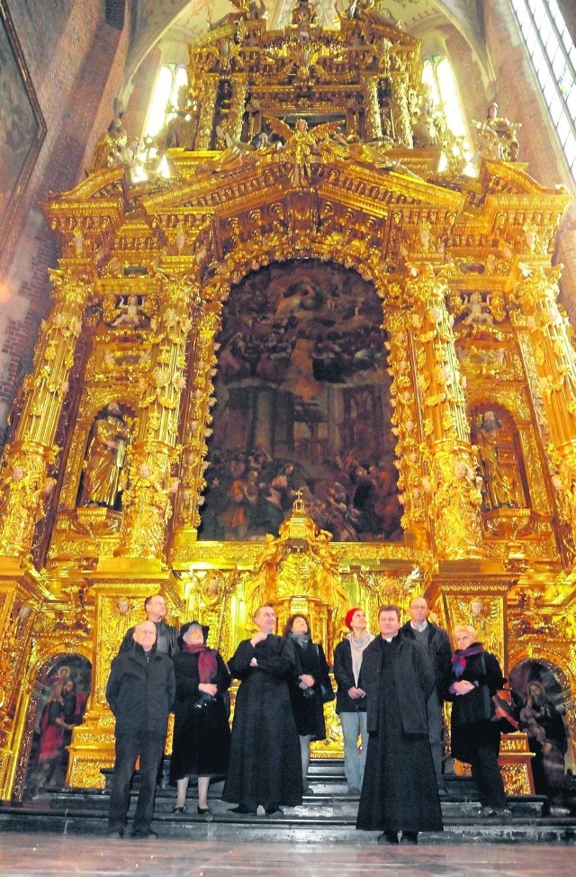 Przed ołtarzem: komisja konserwatorska, wykonawcy, ks. Piotr Walczak CRL i ks. Dariusz Kaczyński CRL - przeor klasztoru Bożego Ciała