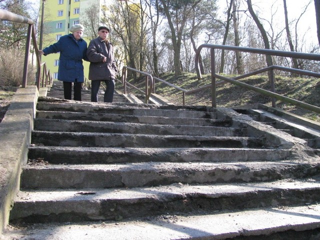 Starsze osoby muszą mocno trzymać się balustrady, schodząc do ul. Perłowej