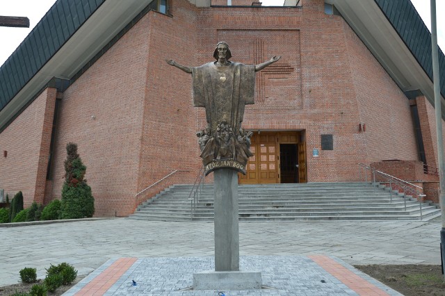 Rzeźba Jezusa na cokole przed kościołem  Trójcy Przenajświętszej
