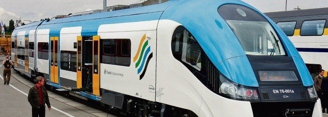 Pociąg potrącił 23-latka przy stacji Katowice-Brynów. Rannego przetransportowano w wagonie