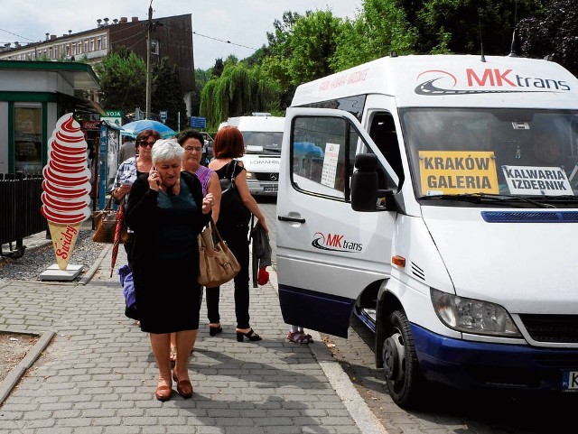 W tej chwili na placu Kościuszki są przystanki dla wsiadających i wysiadających z busów przyjeżdżających do Wadowic z okolicznych wsi, Krakowa, Kalwarii Zebrzydowskiej i Andrychowa
