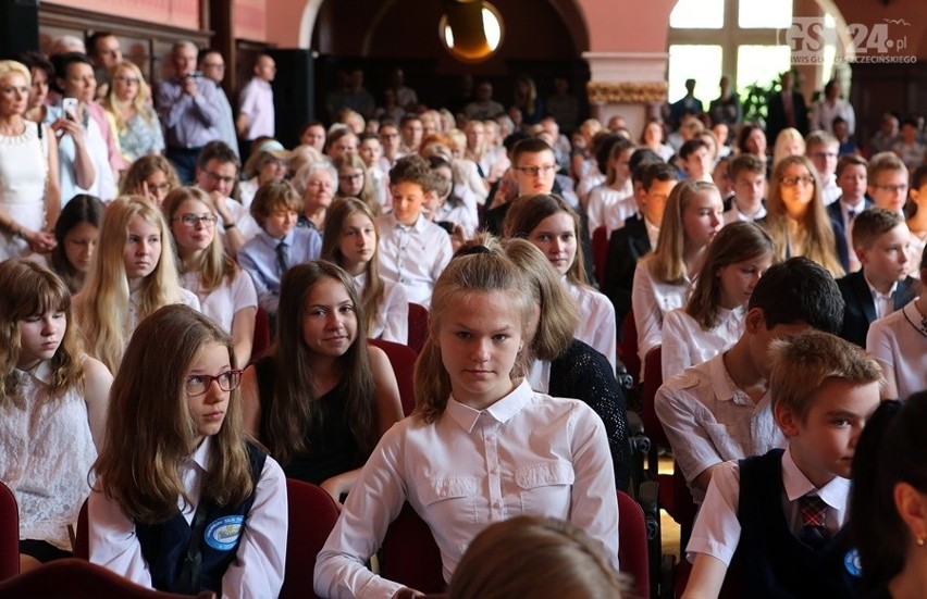 Oto najlepsi uczniowie ze Szczecina! Nagrodził ich Piotr Krzystek [zdjęcia, wideo] 
