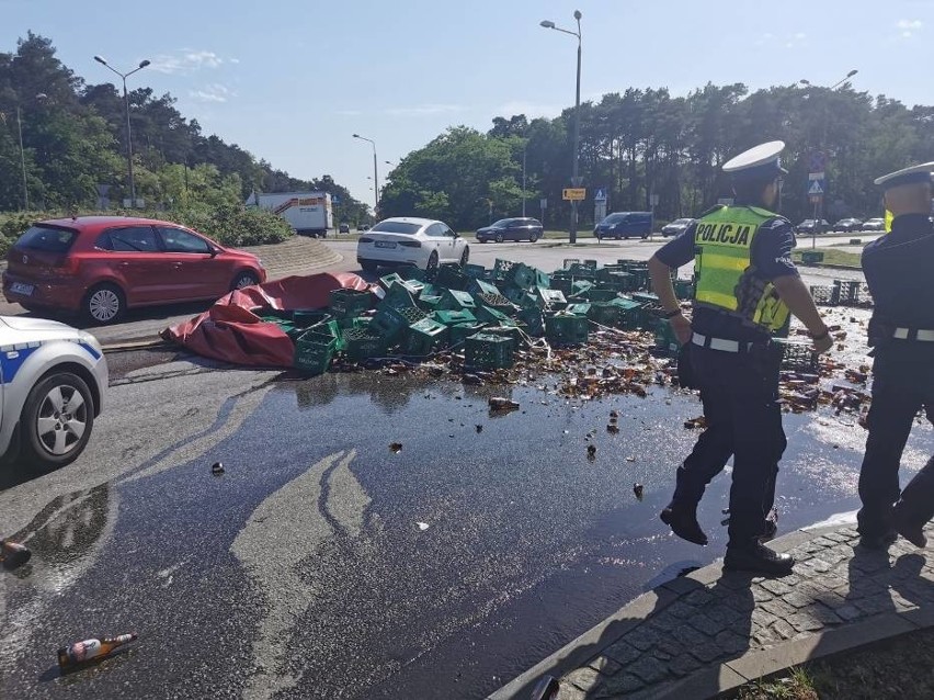 Kilka tysięcy butelek piwa wypadło z ciężarówki we Włocławku...