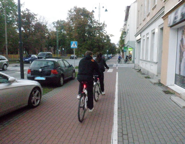 Jest już ciemniej niż sugeruje zdjęcie. Ci rowerzyści zadbali o prawidłowe oświetlenie, ale wielu tak nie robi.