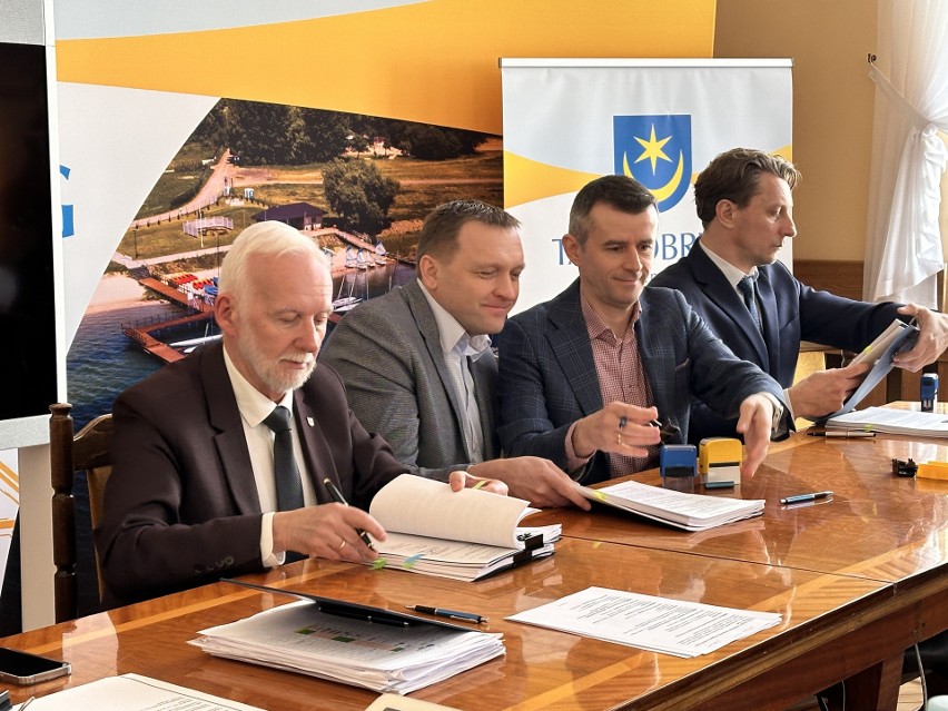 Prezydent Tarnobrzega podpisał umowy z wykonawcami remontu kolejnych 15 dróg. Inwestycje są warte blisko 35 milionów złotych. Zdjęcia 