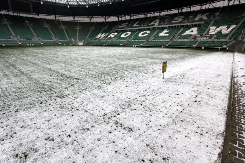 Stadion Wrocław: Murawa dziurawa jak szwajcarski ser. Zdążą na pierwszy mecz? (ZDJĘCIA) 