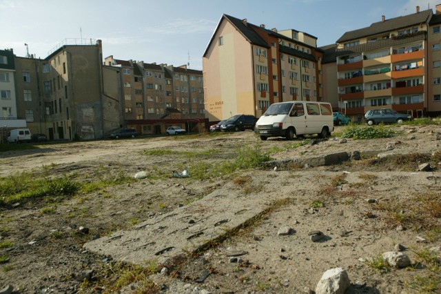 Przez cały sezon, kiedy miasto odwiedzało najwięcej turystów, to pole było niewykorzystane. - Miasto wcześniej mogło chociaż wyrównać ten teren pod parking - mówi pan Jakub. - Stawialibyśmy samochody na trawie.