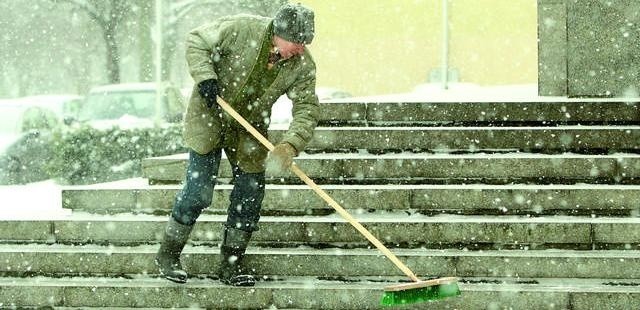 Odśnieżano drogi, ulice i schody. A my jeździliśmy i chodziliśmy ostrożnie. Nie było większej liczby stłuczek i połamanych kończyn