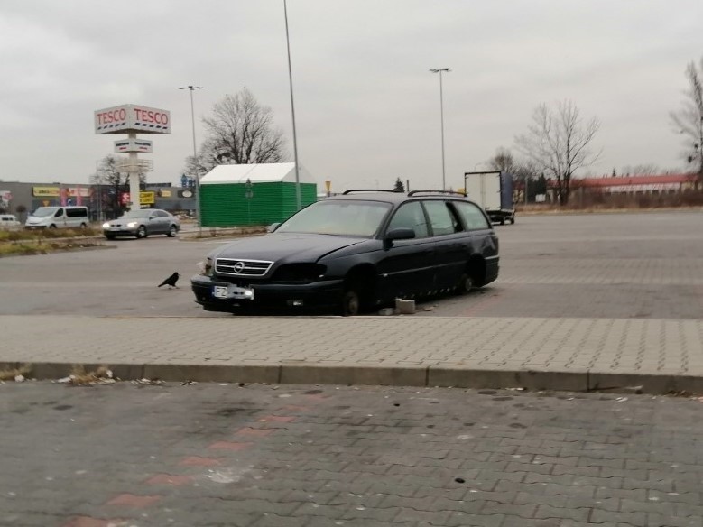 Wraki samochodów na parkingu przy ul. Lwowskiej w Przemyślu.