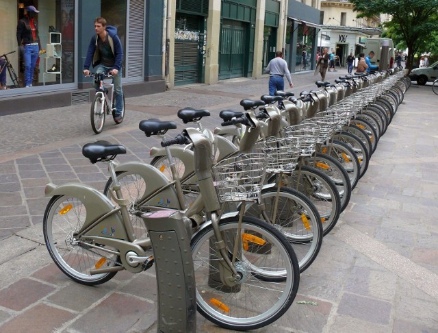 Tak wygląda wypożyczalnia rowerów w Paryżu, w mniejszej skali tak może wyglądać w Stalowej Woli.