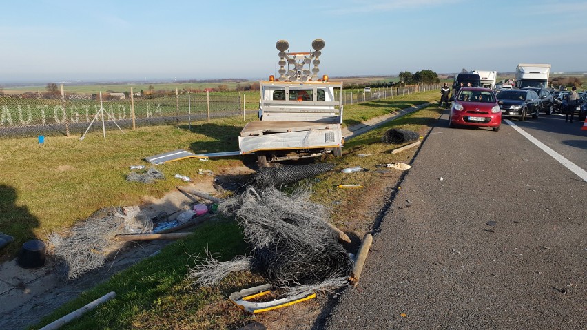 Autolaweta i bus zderzyły się na autostradzie A4. Cztery osoby ranne - to obywatele Ukrainy. Autostrada w stronę Wrocławia była zablokowana