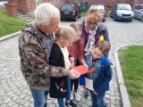 Atrakcyjny Dzień Głośnego Czytania w Sandomierzu z seniorami, dziećmi i młodzieżą. Była gra śladami legend. Zobaczcie zdjęcia 