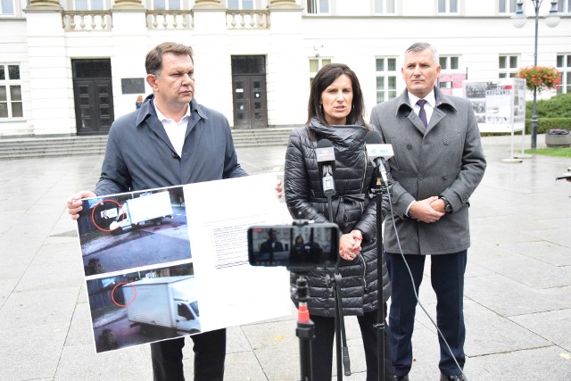 Andrzej Oziębło (od lewej), Marta Michalska - Wilk i Rafał Rajkowski podczas konferencji prasowej apelowali do polityków PiS o wycofanie z komisji wyborczej Krzysztofa Więckowskiego, który został ukarany przez policję za zniszczenie baneru wyborczego w Wyśmierzycach.