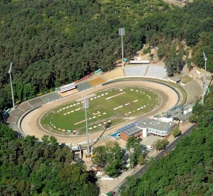 Przebudowa pierwszego łuku stadionu ma się zakończyć do rozpoczęcia nowego sezonu