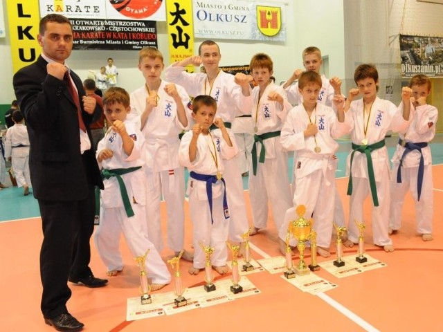 Młodzi zawodnicy Tarnobrzeskiego Klubu Oyama Karate oraz ich trener Grzegorz Uzar wrócili z Olkusza bardzo zadowoleni.