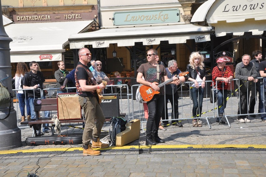 Wrocław: Gitarowy Rekord Guinnessa pobity! O ponad 70 gitar (ZDJĘCIA)