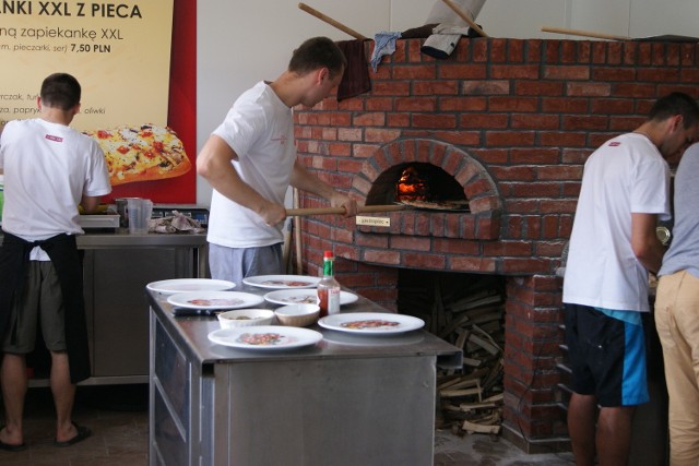 Wybrzeże zachodnie: Gastronomicy kuszą zgłodniałych turystówPizza z pieca opalanego drewna okazała się gastronomicznym hitem w Dziwnowie.
