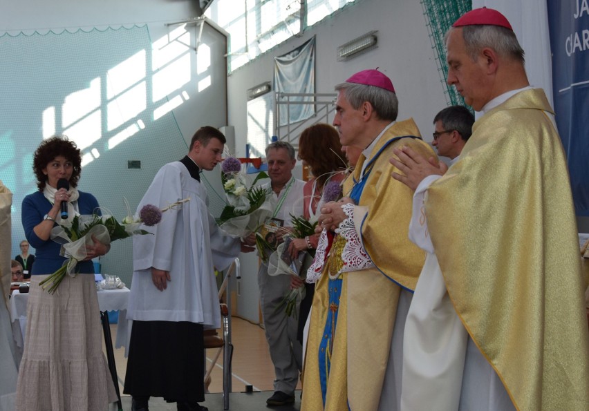 Biskup Grzegorz Ryś i charyzmatyk Marcin Zieliński w Skarżysku - Kamiennej. Było ponad tysiąc osób 