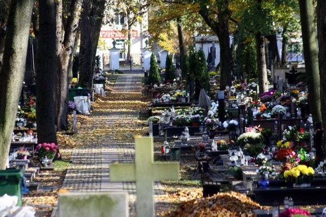 Tłumy ludzi idące na groby swoich bliskich i spotkania z rodziną – tak każdego roku wygląda okres Wszystkich Świętych i Dzień Zaduszny