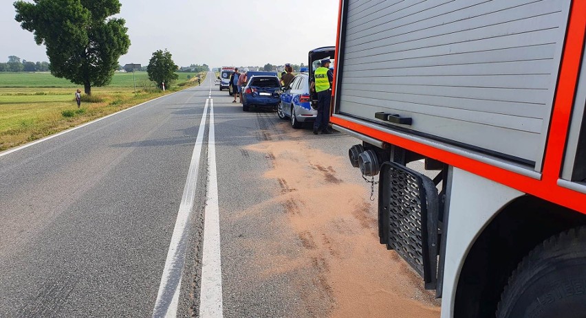 Wypadek w Rogowie-Folwarku, na drodze wojewódzkiej nr 677. 30.06.2022 doszło do zderzenia pięciu pojazdów. Zdjęcia