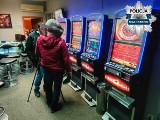 Policjanci zlikwidowali nielegalne kasyno w Białobrzegach. Zabezpieczono jedenaście automatów do gier. Właścicielowi grożą ogromne kary