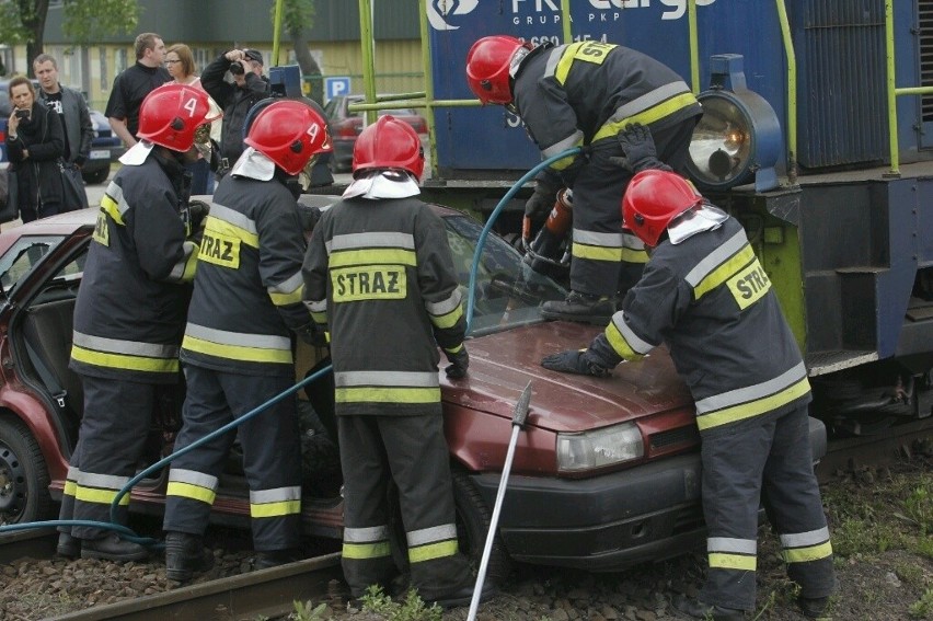 Wrocław: Wypadek na przejeździe kolejowym na Muchoborze (ĆWICZENIA, ZDJĘCIA) 