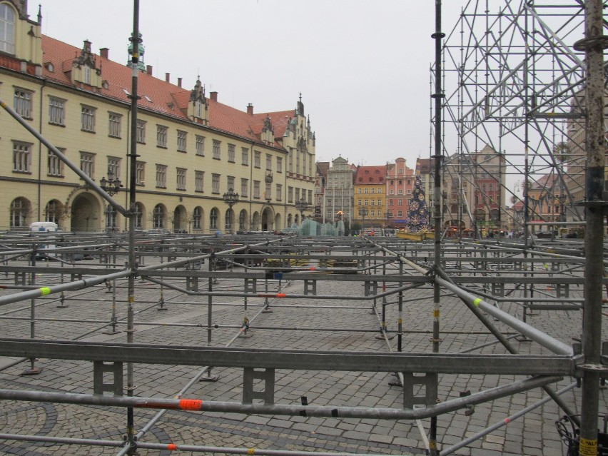 Po raz 8 trwa stawianie sceny sylwestrowej na wrocławskim Rynku (ZDJĘCIA)