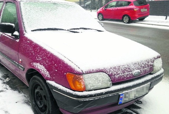 Ten samochód stał się tymczasowym domem pana Adama i pani Beaty.