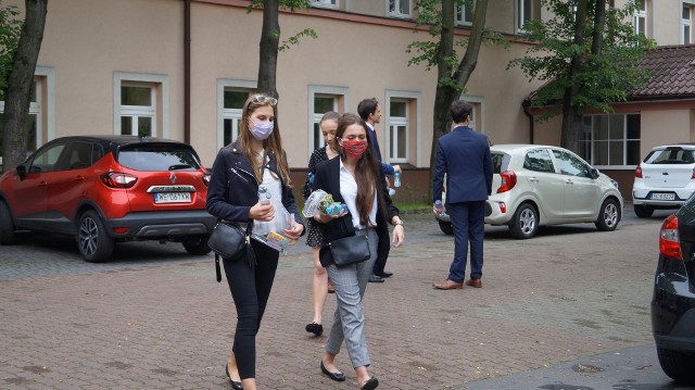 Matury 2020. Licealiści "Sienkiewicza" w Częstochowie rozpoczęli egzamin dojrzałości