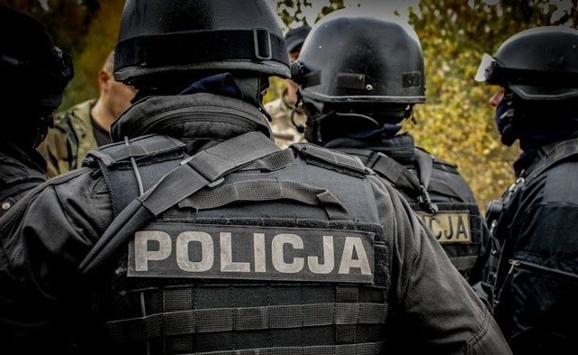 W środę nad ranem policjanci w Grębowie zatrzymali kilka osób. Zdjęcie ilustracyjne
