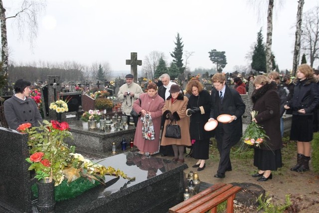 Na ciepielowskim cmentarzu, na grobie pomordowanych rodzin Kowalskich i Obuchiewiczów zapalono symboliczne znicze.