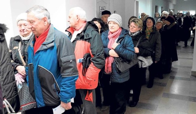 Po artykule dotyczącym  wielkiej kolejki do kas urzędu, w  której stoją głównie płatnicy podatku, w redakcji rozdzwoniły się telefony oburzonych.