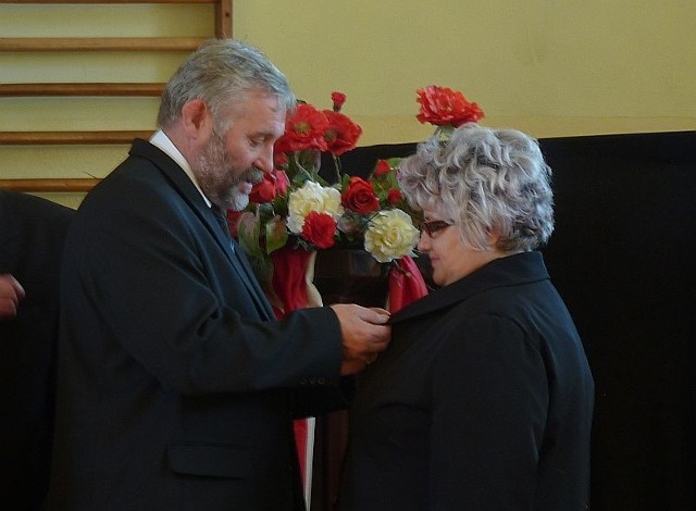 Świętokrzyski Wicekurator Oświaty Lucjan Pietrzczyk wręcza Danucie Rosie medal Komisji Edukacji Narodowej