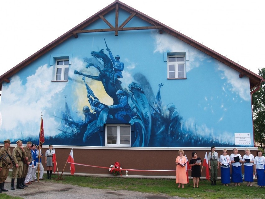 Mural wzorowany na rzeźbie „Armia Błękitna”, dłuta...