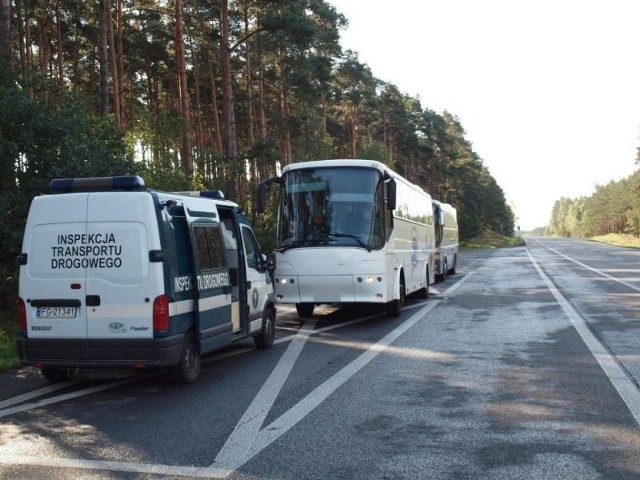Inspekcja codziennie pilnuje stanu technicznego busów i autobusów na naszych drogach. Za zdjęciu jedna z takich kontroli.