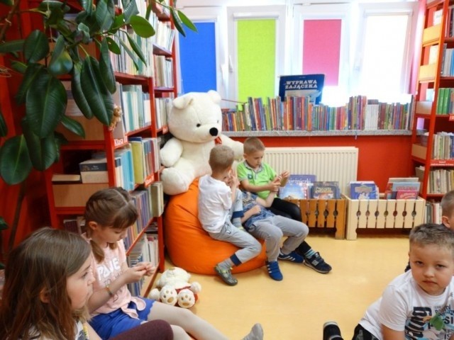 "Zerówkowicze"  osięcińskiej podstawówki odwiedzili bibliotekę - zaprezentowali się w inscenizacji wiersza "Na straganie"