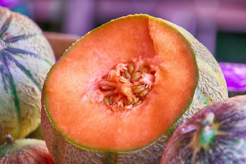 Melon kantalupa ma brązowo-zieloną żebrowaną skórkę, kryjącą...