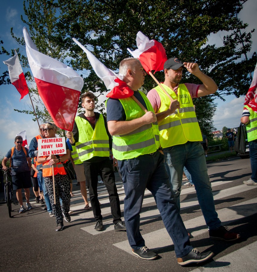 Protest armatorów wędkarskich jednostek we Władysławowie. Blokada wjazdu na Półwysep Helski. Zobaczcie zdjęcia i wideo!