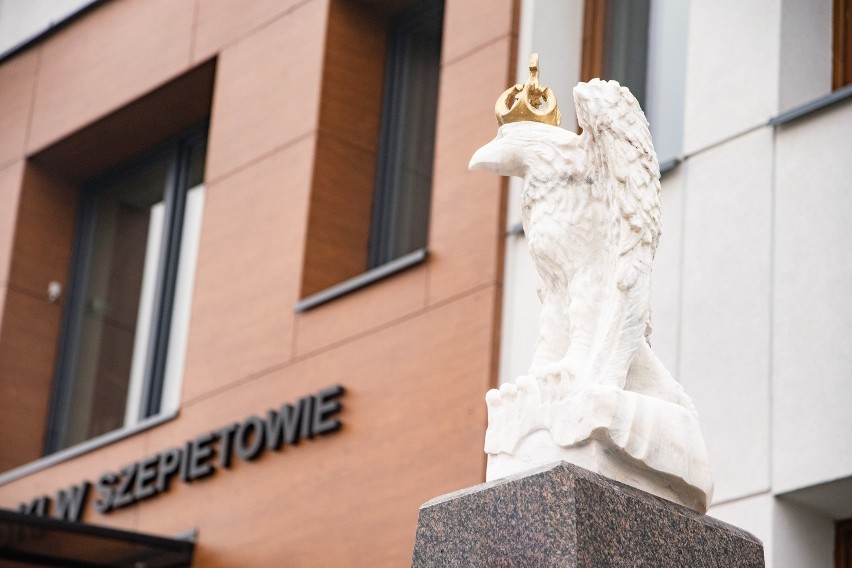 W Szepietowie odsłonięto pomnik Orła Białego. Poświęcono również zmodernizowany budynek urzędu miejskiego (ZDJĘCIA)