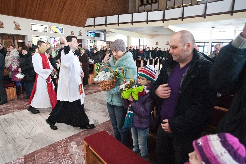 Świecenie pokarmów. Parafia pw. św. Maksymiliana Kolbego przy ul. Piłsudskiego 20 w Słupsku