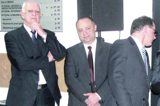 Krzysztof Tumialis (na zdjęciu w środku) uważa, że w zarządzania takimi firmami, jak PKS polityka nie powinna odgrywać żadnego znaczenia. Z lewej &#8211; marszałek Dworzański.