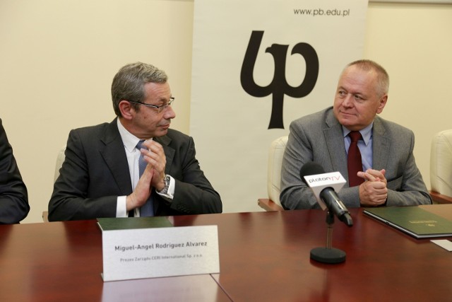 Umowę o współpracy podpisał rektor PB Lech Dzienis (z prawej) i prezes CERI International Miguel-Angel Rodriguez