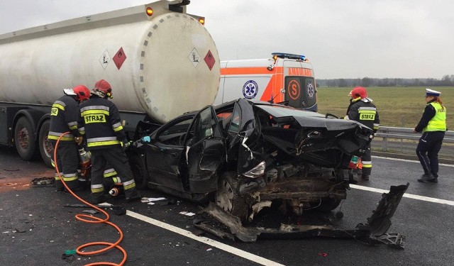 Kolejny poważny wypadek na drodze S3. Tym razem w okolicy Zawady zderzyły się dwa samochody osobowe i ciężarówka. Co z przejazdem na drodze?Wypadek miał miejsce w środę, 6 grudnia. Za miejscowością Zawada doszło do zderzenia dwóch samochodów osobowych i cysterny. W wyniku wypadku poszkodowane zostały trzy osoby. Na miejsce wezwano karetki pogotowia, przyleciał też śmigłowiec Lotniczego Pogotowia Ratunkowego. Jak informują strażacy, nie ma wycieków z cysterny, która brała udział w wypadku. Na miejscu pracują policjanci z zielonogórskiej drogówki.Przeczytaj tez: Śmiertelny wypadek na S3 w okolicy Sulechowa. Nie żyje kierowca forda i 12-letni chłopiecZobacz też wideo: Magazyn Informacyjny GL 01.12.2017[wideo_iframe]http://get.x-link.pl/90136f35-ab58-09e3-7f5d-87d8b4e2107c,f114918b-c176-ceb4-d7ce-ed4b295f964d,embed.html[/wideo_iframe]