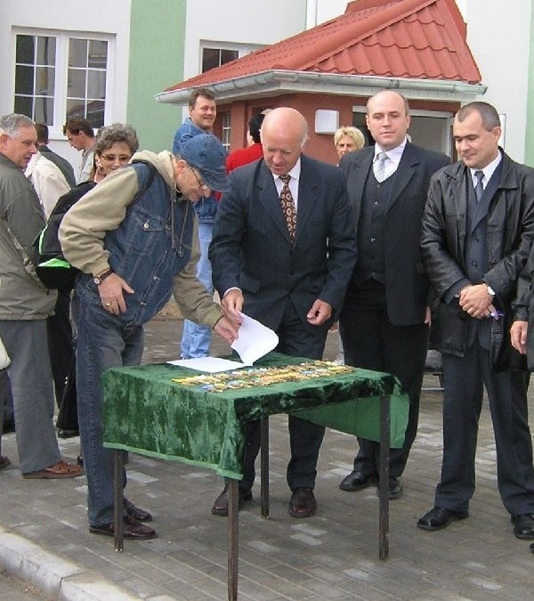 Jeszcze przed uroczystością wręczenia kluczy,  Andrzej Kilimnik, biegacz "Olimpii" i wielokrotny  reprezentant Polski, sprawdza czy jego  nazwisko jest na liście.