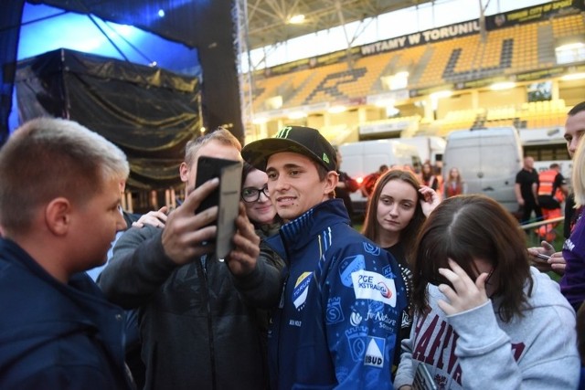 W piątkowy wieczór Get Well Toruń zaprosił kibiców na pożegnanie sezonu. Na Motoarenie czekała drużyna, a na koniec koncert Kobranocki i Big Cyc. Nie zabrakło wiernych fanów, którzy mogli spotkać się z zawodnikami. Zobaczcie zdjęcia z ostatniego wieczoru z "Aniołami" w tym sezonie.