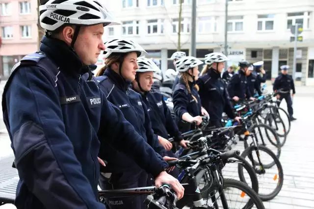 Policjanci na rowerach i motocyklach rozpoczęli sezon w Poznaniu.Zobacz zdjęcia ---> 